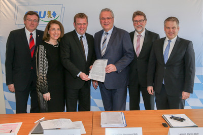Oberb�rgermeister Dr. Bernhard Gmehling, Tanja Schorer-Dremel, MdL, Dr. Reinhard Brandl, MdB, Innenminister Joachim Herrmann, Landrat Martin Wolf und Oberb�rgermeister Dr. Christian L�sel bei der �bergabe des Positionspapiers 
