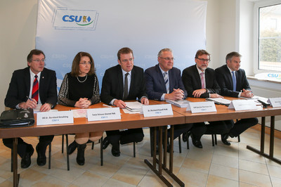 Oberb�rgermeister Dr. Bernhard Gmehling, Tanja Schorer-Dremel, MdL, Dr. Reinhard Brandl, MdB, Innenminister Joachim Herrmann, Landrat Martin Wolf und Oberb�rgermeister Dr. Christian L�sel bei der Pressekonferenz