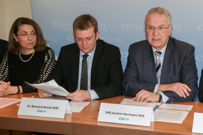 Dr. Reinhard Brandl, MdB, und ich zusammen mit unserem Innenminister bei der Pressekonferenz 