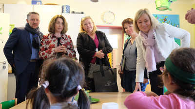 Einrichtungsverbund Steinh�ring: MdL Thomas Huber mit den Mitgliedern der KiKo (MdL Tanja Schorer-Dremel, MdL Gabi Schmidt, MdL Gisela Sengl, MdL Doris Rauscher, v.l.n.r.) Foto: Miriam Zerbel