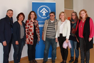 Die KiKo-Mitglieder und Thomas Huber, MdL, beim Kinderschutzbund in Ebersberg