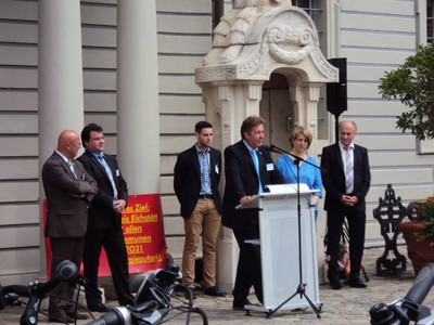 Initiatoren und Repr�sentanten am Tag der Elektromobilit�t: Landrat Anton Knapp, Josef Loderer (Energieb�ndel), Ralf F�hrmann (Energieb�ndel), Kurt Sigl (Bundesverband eMobilit�t), Tanja Schorer-Dremel (MdL), Reinhard Eichiner (Bezirksrat) auf dem Eichst�tter Residenzplatz