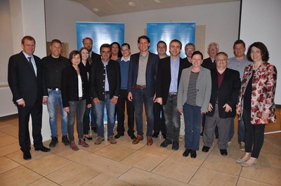 Generationswechsel beim CSU Ortsverband Eichst�tt: Neuer Vorsitzender ist Josef Grienberger (mitte), Stellvertreter sind Hans Tratz, Claudia Grund und Karl-Heinz Kn�r. Als Schatzmeister wurde Johannes J�ger gew�hlt, als Schriftf�hrer Florian Mayer.
Herzlichen Dank f�r Ihr gro�es Engagement f�r den Ortsverband gilt Carmen Albrecht, die nach 6 Jahren im Amt als Ortsvorsitzende nicht wieder antrat.