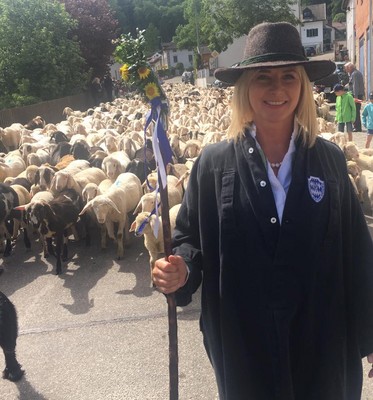 Umweltministerin Ulrike Scharf war beim Lammauftrieb 2017 in M�rnsheim der Ehrengast