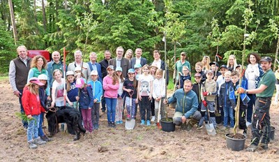 Aktive Umweltaktion, mit meinen Landtagskollegen aus unserem Umweltausschuss, den Sch�lern der Grundschule Kammerstein und den Bayerischen Staatsforsten. Anlage einer Schmetterlings- Wildbienenbl�hfl�che mit Streuobstb�umen am Heidenberg.