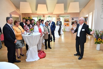 Die Bewohner und Mitarbeiter erz�hlen den Besuchern von ihrem Leben im Kinderdorf. |Foto: Rolf Poss � Bildarchiv Bayerischer Landtag