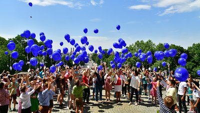 Entdeckertag | Foto: Rolf Poss
Luftballonwettbewerb: Welche Ballon fliegt am weitesten? Finder k�nnen eine Karte an den Landtag zur�cksenden. | � Bildarchiv Bayerischer Landtag