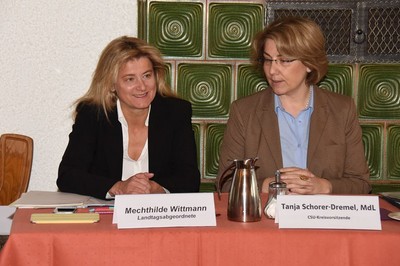 Klausurtagung 2014 in Kinding/Unteremmendorf: Schwerpunkte waren Berichte aus dem Landtag und eine aktuelle Diskussion zum TTIP mit der M�nchner Landtagsabgeordneten Mechthilde Wittmann. Ein Abkommen, das noch viel Aufmerksamkeit braucht. Au�erdem besch�ftigten wir uns intensiv mit der Asylsituation vor Ort. Nicht nur spannend, sondern auch intensiv. Danke an alle Teilnehmerinnen und Teilnehmer!