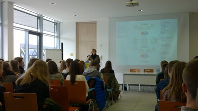 Tanja Schorer-Dremel in der Realschule K�sching beim Planspiel-Tag