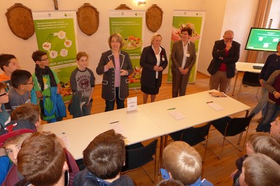 Tanja Schorer-Dremel spricht in ihrer Funktion als Mitglied des Umweltausschusses des Bayerischen Landtages zu den Sch�lern der Knabenrealschule Rebdorf bei der Ausstellung 