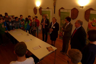 Tanja Schorer-Dremel zusammen mit Christine Schwarzmeier und  Stilla Hartmann vom Amt f�r Ern�hrung, Landwirtschaft und Forsten, Hans-Peter Sandner (Schulleiter der Knabenrealschule Rebdorf)und Monika Helmstreit (Konrektorin der M�dchenrealschule Maria-Ward)