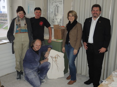 Bei meinem Gemeindebesuch in M�rnsheim konnte ich zusammen mit B�rgermeister Richard Mittl eine Pr�parationswerkstatt besichtigen, in der mir der Weg vom Fundst�ck zum fertig pr�parierten Flugsaurier erkl�rt wurde. 