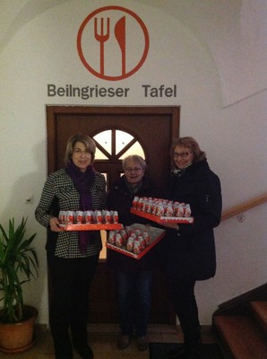 Tanja Schorer-Dremel und 60 Nikol�use bei der TAFEL Beilngries. Elfriede Bruckschl�gl und Maria Lederer von der Tafel freuen sich �ber die Spende. Infos zur Tafel unter http://www.bistum-eichstaett.de/pfarrei/beilngries/tafel/
