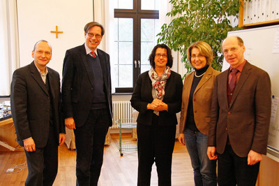 Tanja Schorer-Dremel (2.v.r.) tauschte sich aus mit (v.l.) KU-Kanzler Thomas Kleinert, Prof. Dr. Gernot Michael M�ller (Vizepr�sident f�r Profilbildung, Vernetzung und Internationales), KU-Pr�sidentin Prof. Dr. Gabriele Gien und Prof. Dr. Markus Eham (Vizepr�sident f�r Studium und Lehre). (Foto: Klenk/upd)