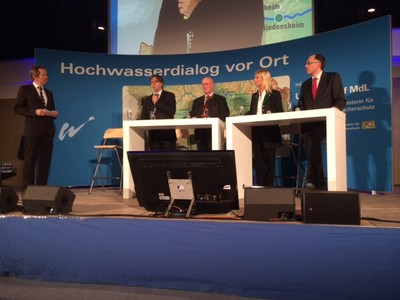 Umweltministerin Ulrike Scharf und Landrat Anton Knapp beim Hochwasserdialog zu den geplanten Flutpoldern in Grossmehring