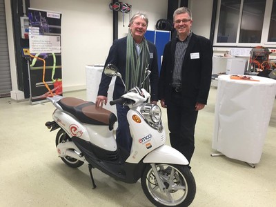Dr. Ebner (Umweltreferent der Stadt Ingolstadt) und Herr W�rfflein, Gesch�ftsf�hrer des Tourismusverbands Eichts�tt (Altm�hltal) sind begeistert vom eScooter