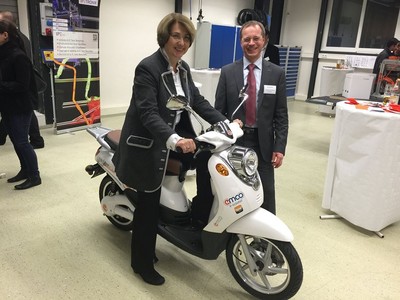 Tanja Schorer-Dremel mit dem Gesch�ftsf�hrer von IPETRONIK Herrn Appelsmayer