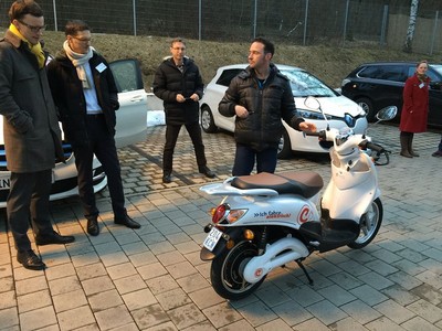 Probefahrten, Probefahrten und noch mal Probefahrten. Neben dem eScooter von emco mit Tesla, Renault ZOE, VW eUP und GTE, smart ed, BMW i3, Mercedes B-Klasse, Audi A3 etron, Nissan Leaf, Opel Ampera, Mitsubishi Outlander, Segways und verschiedenen eBikes..