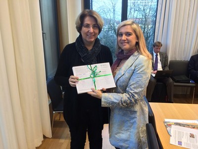 Tanja Schorer-Dremel �bergibt die Unterschriftenliste der Landfrauen an Gesundheitsministerin Melanie Huml