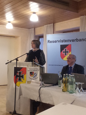 Tanja Schorer-Dremel spricht beim Verband der Reservisten der Deutschen Bundeswehr e.V.