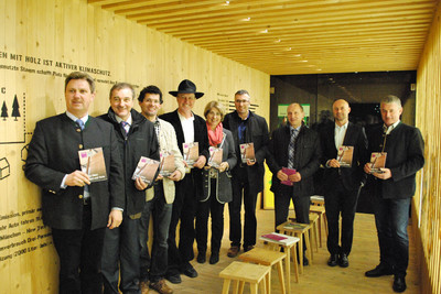  Josef Lohr und Norbert Hummel (WBV Altmannstein), Ludwig Sch�n (WBV Eichst�tt), Andreas
Donaubauer (Zimmererinnung Ingolstadt), Mdl Tanja Schorer-Dreml, Dr. J�rgen Bauer (Cluster Freising), Alexander Ring (Baureferat Ingolstadt), J�rn Kimmich (Holzverband Bayern/Fa. Binder), Hans Stadler (WBV Eichst�tt)