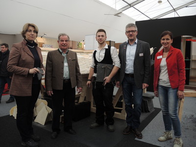 Am Stand der  Dachdeckerinnung M�nchen-Oberbayern,u.a. mit Karl Gabler und Herbert Eckstein als Vertreter der Dachdeckerinnung
