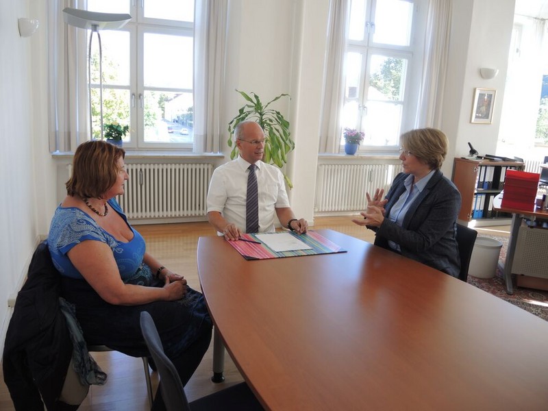 Schulamtsleiter Rudolf Frber (Mitte) im Gesprch mit den Landtagsabgeordneten Tanja Schorer-Dremel (rechts) und Eva Gottstein (links)