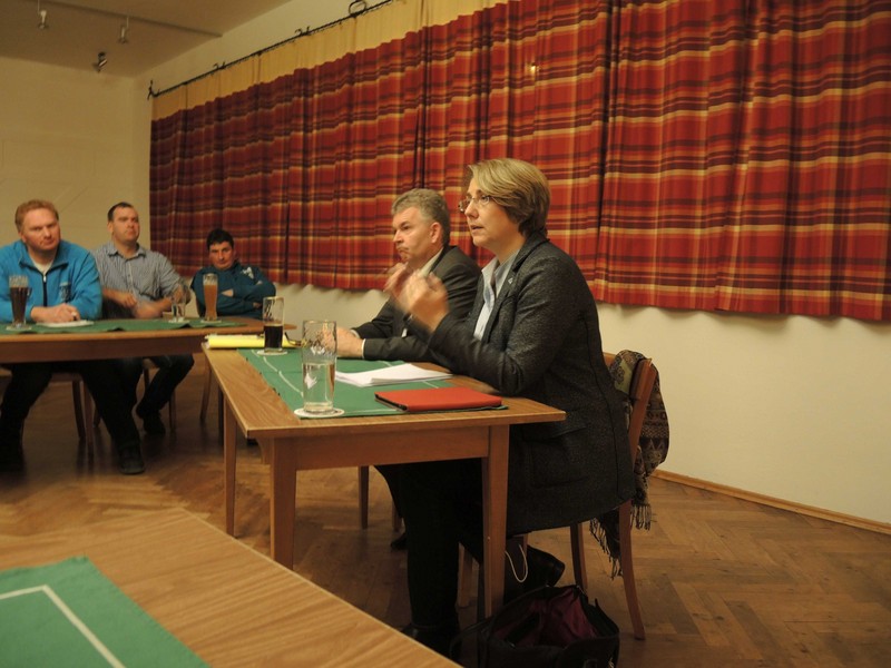 Tanja Schorer-Dremel zusammen mit Hubert Bittlmayer, Amtschef im Staatsministerium fr Ernhrung, Landwirtschaft und Forsten