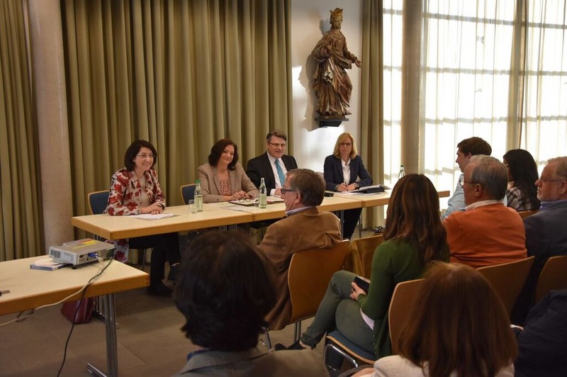 Tanja Schorer-Dremel zusammen mit den Diskussionsteilnehmern in Aschaffenburg Tanja Schorer-Dremel zusammen mit den Diskussionsteilnehmern in Aschaffenburg