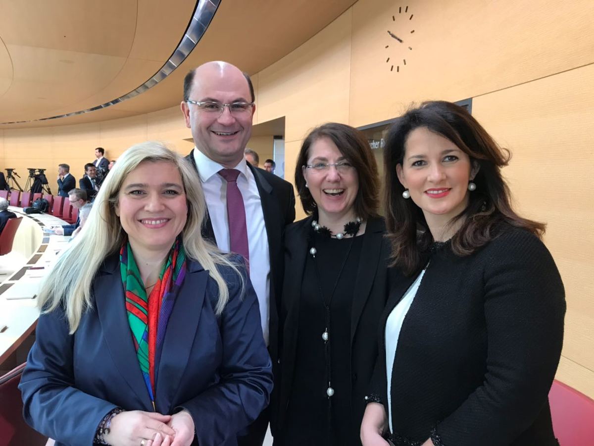 Melanie Huml (Staatsministerin fr Gesundheit und Pflege), Albert Fracker (Staatsminister der Finanzen, fr Landesentwicklung und Heimat), Tanja Schorer-Dremel und Michaela Kaniber (Staatsministerin fr Ernhrung, Landwirtschaft und Forsten) im Landtag