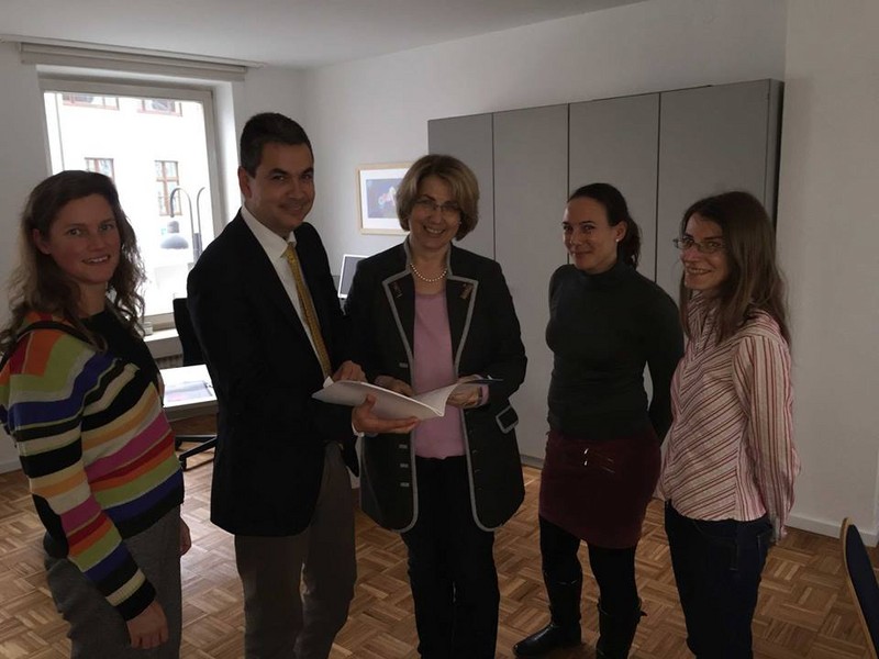 Tanja Schorer-Dremel mit Prof. Klaus Stüwe und seinen Mitarbeiterinnen Tanja Schorer-Dremel mit Prof. Klaus Stüwe und seinen Mitarbeiterinnen